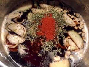 Marynata do golonki w piwie z cebulą i przyprawami