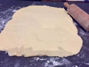 Rozwałkowane ciasto na paszteciki z mięsem na blacie