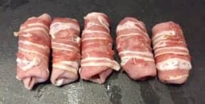 Roladki schabowe owinięte boczkiem przed smażeniem