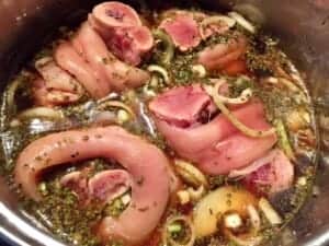 Mięso zanurzone w marynacie piwnej