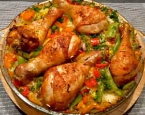 Gotowa zapiekanka posypana świeżymi ziołami