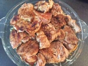 Karkówka w kapuście ułożona w naczyniu żaroodpornym przed zapiekaniem