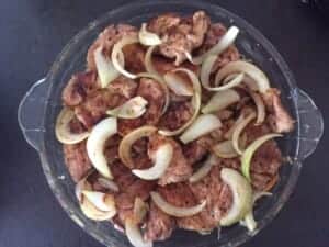 Zapiekana karkówka w kapuście z podsmażoną cebulą