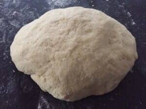 Zagniatanie kruchego ciasta na paszteciki w misce