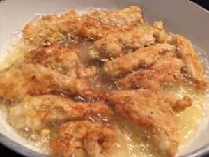 Smażenie domowych stripsów w głębokim oleju