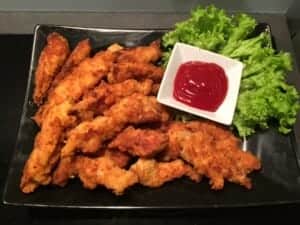 Gotowe domowe stripsy podane z sosami