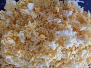 Składniki do pasty z łososia wędzonego przygotowywane do wymieszania