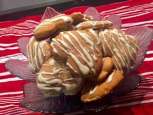 Porcja świeżych pierniczków alpejskich po upieczeniu