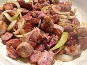 Podsmażone składniki do przepisu na gulasz myśliwski z mięsem