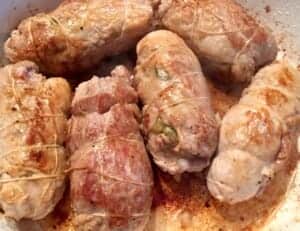 Obsmażanie roladek z karkówki na złoty kolor