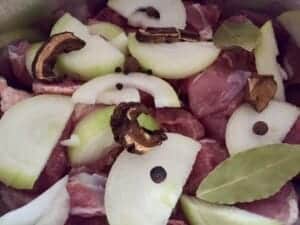 cebula i grzyby na mięsie do pasztetu wieprzowego