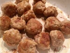 Podsmażanie klopsików w garnku do przepisu na serowy garnek