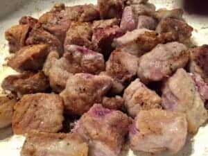 Rumiane mięso smażone przed przygotowaniem sosu myśliwskiego