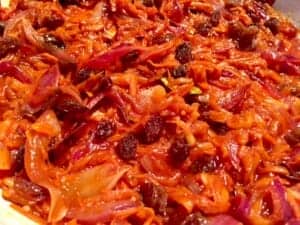 Dodawanie rodzynek do aromatycznej bazy pod wigilijne śledzie