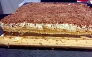 Gotowy Karmelowiec po nocy w lodówce