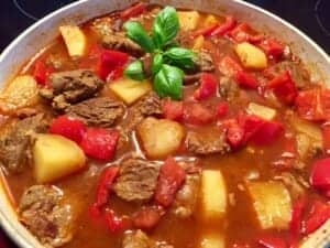 Gęsty gulasz węgierski