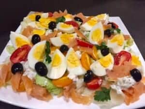 Sałatka nicejska z łososiem z oliwkami