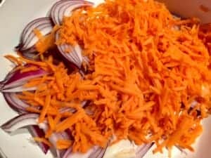 Podsmażane warzywa jako baza pod Wigilijne śledzie