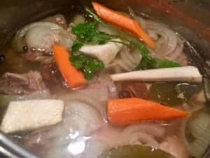 gotujące się składniki na pasztet domowy z wieprzowiny