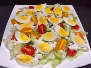 Sałatka nicejska z łososiem i jajkami