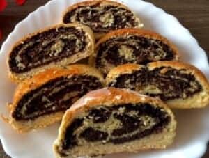 Plastry świeżo pokrojonego makowca z domowego przepisu