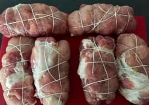 Formowanie roladek z karkówki przed smażeniem