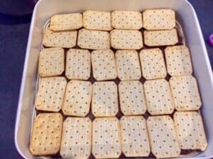 Przepis na Karmelowiec z warstwą krakersów, ciasto bez pieczenia