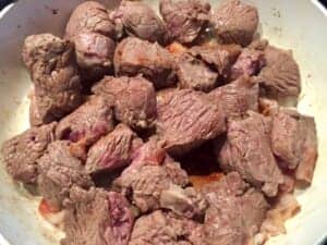 Mięso i boczek przygotowywane do gulaszu węgierskiego