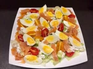 Sałatka nicejska z wędzonym łososiem