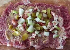 Przygotowanie mięsa na rolady z karkówki z farszem