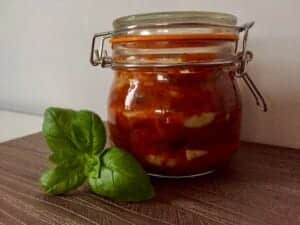 Aromatyczne śledzie wigilijne w sosie pomidorowym