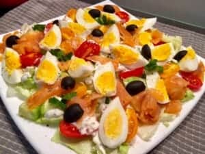 Sałatka nicejska z wędzonym łososiem dekoracja