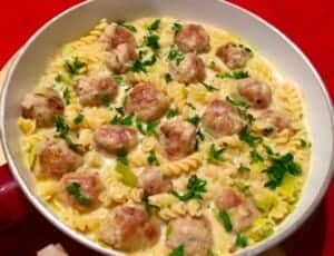 Mieszanie potrawy w garnku przed podaniem