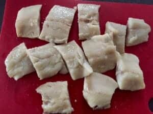 Pokrojone śledzie wigilijne przygotowane do dalszego przyrządzania