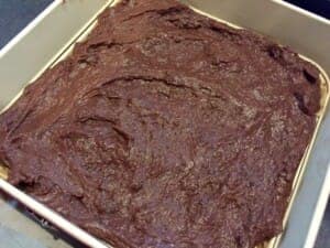 Wykładanie masy budyniowej na Karmelowiec zgodnie z przepisem