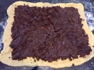 Rozwałkowane ciasto przygotowane do zawijania domowego makowca zawijanego