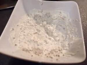 Przepis na sos do sałatki nicejskiej z wędzonym łososiem