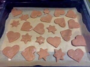 Foremki wycinające pierniczki przed pieczeniem