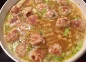 Dodawanie makaronu do serowego garnka