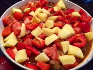 Papryka, pomidory i ziemniaki w przepisie na gulasz węgierski