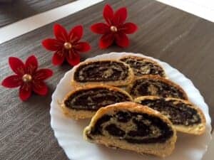 Domowy makowiec zawijany po upieczeniu i polaniu lukrem