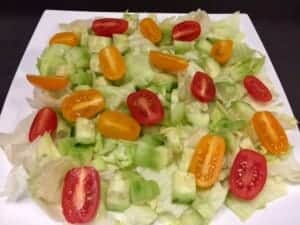 Sałatka nicejska z łososiem warzywa podstawowe