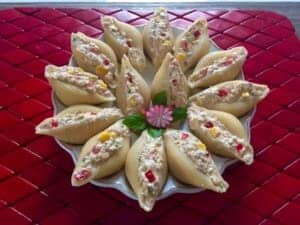 Sałatka z tuńczyka w muszlach makaronowych