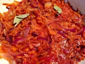 Duszone warzywa do przepisu na śledzie wigilijne w sosie pomidorowym