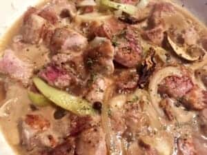 Duszący się sos myśliwski z dodatkiem grzybów i przypraw