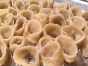 Gotowe uszka z grzybami ułożone do wystudzenia