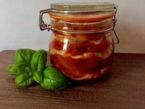 Gotowe Wigilijne śledzie przełożone do słoika