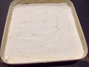 Bita śmietana jako warstwa Karmelowca