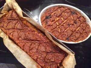 świeżo upieczony pasztet domowy z wieprzowiny