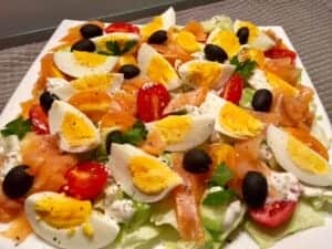 Sałatka nicejska z łososiem